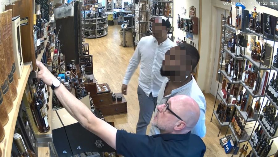 Der Geschäftsinhaber stellt die Diebe an den Internet-Pranger.