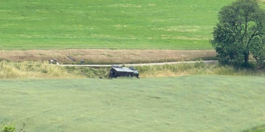 Nau.ch-Aufnahmen zeigen das verunfallte Militärfahrzeug.