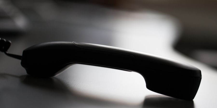 Die Täter kontaktierten die Frau telefonisch und gaben sich als Polizisten sowie als Bankangestellte aus. (Symbolbild)