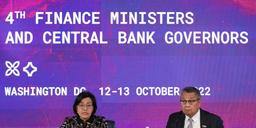 Indonesiens Notenbankchef Perry Warjiyo (rechts) ist überraschend von seinem Amt zurückgetreten. (Archivbild)