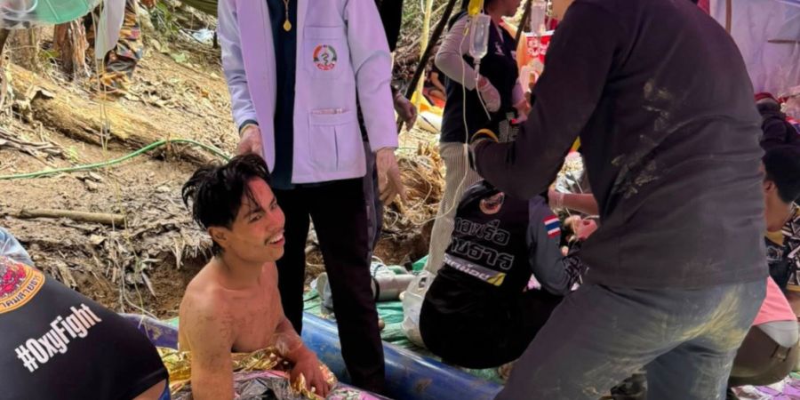 HANDOUT - Dieses von der «Association Of Volunteers For Lao People» via AP zur Verfügung gestellte Foto zeigt Retter, nachdem sie die Dorfbewohner, die in einer Höhle eingeschlossen...