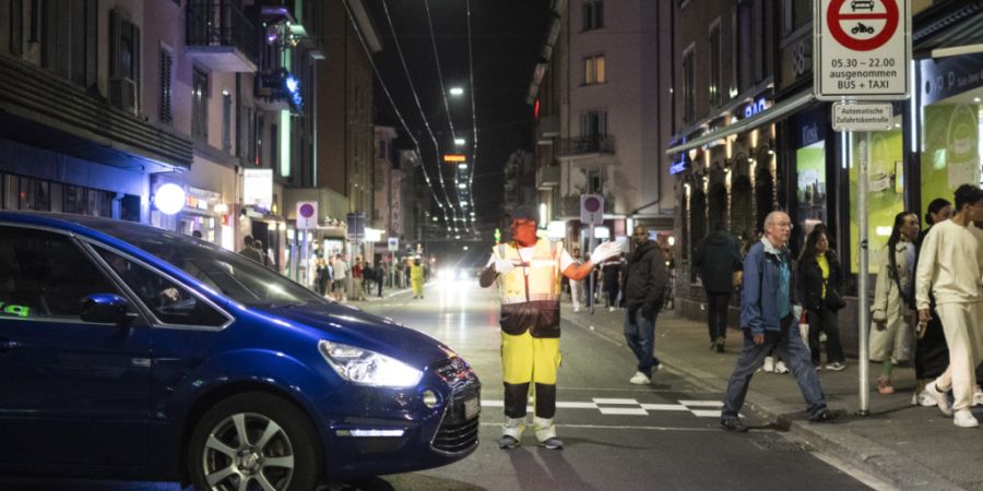 An der Zürcher Langstrasse wird nicht mehr automatisch gebüsst, wer falsch fährt. Der Stadtkasse entgingen so 2025 einige Bussgelder. (Archivbild)