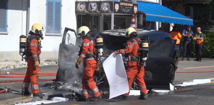 Beim Eintreffen der Feuerwehr stand das Fahrzeug bereits in Vollbrand.