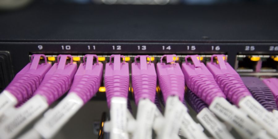 Künstliche Intelligenz verändert den Schweizer Arbeitsmarkt deutlich. Besonders Berufseinsteiger in digitalen Wissens- und Bürojobs bekommen den Wandel laut einer Studie zu spüren. ...
