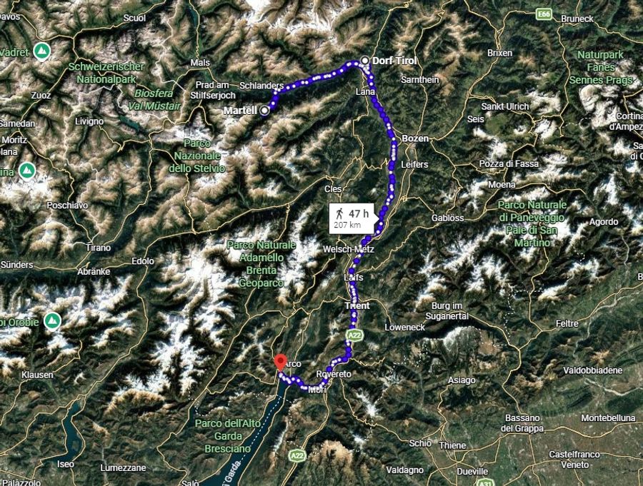 Die Karte zeigt eine realistische Route vom Dorf Tirol zum Gardasee, die über Täler führt.