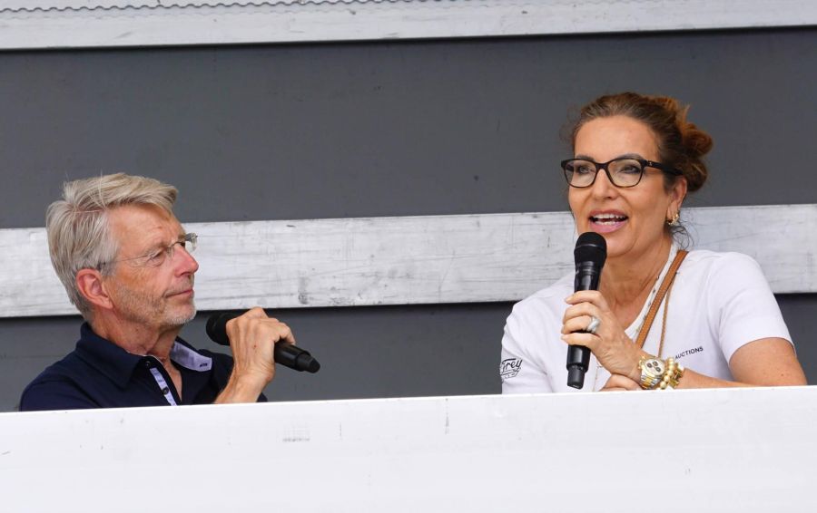 Zu Gast beim Platzmoderator und Speaker Daniel Mauerhofer war Auktionsleiterin Claudia Stiller von Emil Frey Classic Auctions.