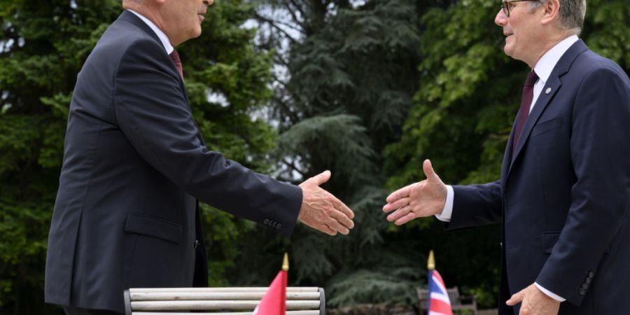 Bundespräsident Guy Parmelin und der britische Premierminister Keir Starmer (rechts) bekunden beide, ein umfassendes Freihandelsabkommen zwischen ihren beiden Ländern anzustreben.