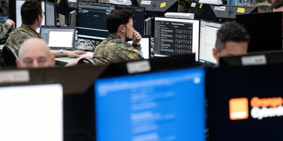 Während drei Wochen bereiten sich 3500 Spezialisten aus 41 Nationen auf den digitalen Ernstfall vor. Auch Fachleute der Schweizer Armee nehmen an der Nato-Übung in Polen teil. (Archiv...