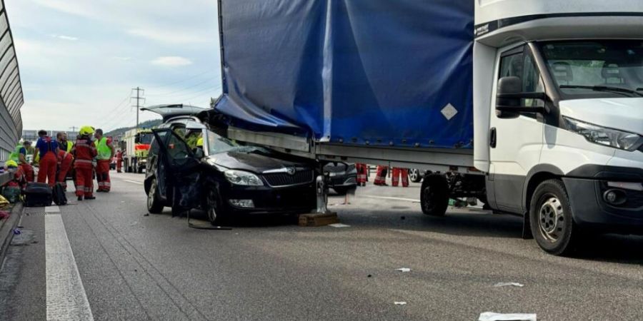 Durch den Zusammenprall mit dem Lieferwagen auf der Autobahn wurden die vier Insassen des Autos im Fahrzeug eingeklemmt und mussten von der Feuerwehr befreit werden. Der Lieferwagenfahr...