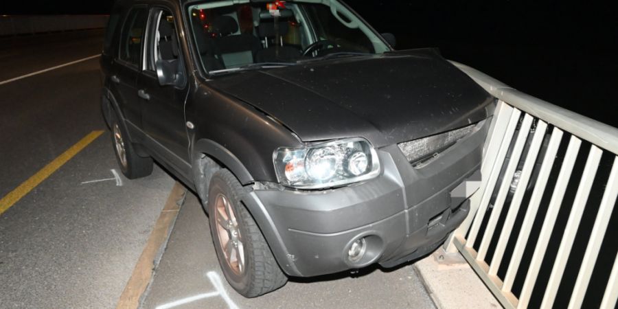 Das Auto verkeilte sich im Geländer.