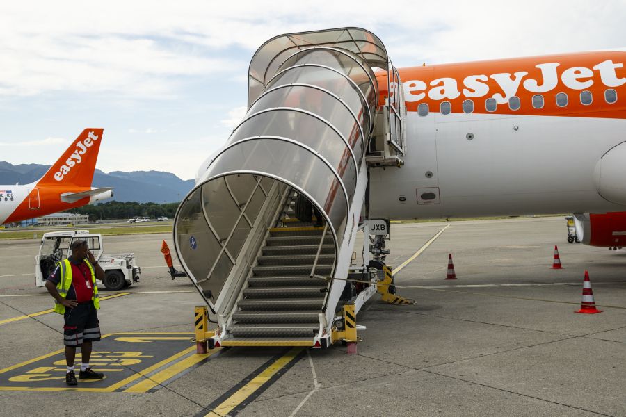 Ein Easyjet-Flug musste aufgrund einer Schlägerei an Board direkt wieder umkehren und Landen. (Symbolbild)