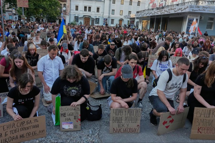 Er tat dies, nachdem im Land Proteste laut wurden.