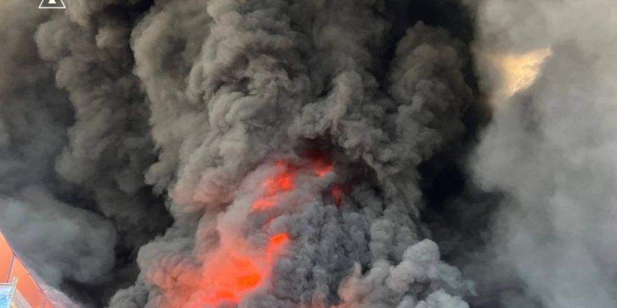 HANDOUT - Auf diesem vom ukrainischen Rettungsdienst zur Verfügung gestellten Foto löschen Feuerwehrleute nach einem russischen Drohnenangriff in der Nähe von Kiew einen Brand in ein...