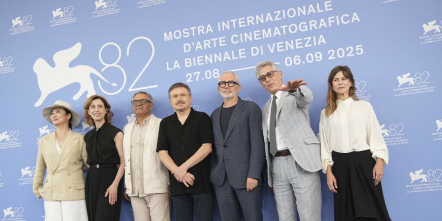 ARCHIV - Die Jury bei der 82. Ausgabe der Filmfestspiele von Venedig im vergangenen Jahr. Foto: Alessandra Tarantino/Invision/AP/dpa/Archivbild