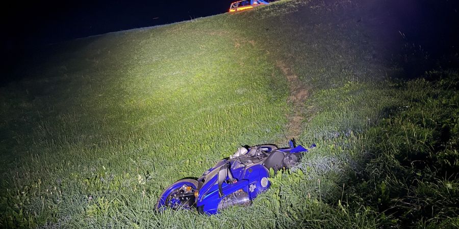 Rehetobel AR: Lernfahrer stürzt mit Motorrad das Bord hinunter.