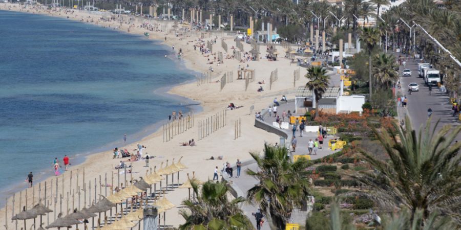 ARCHIV - Blick auf den Playa de Palma in Mallorca. Foto: Clara Margais/dpa/Symbolbild