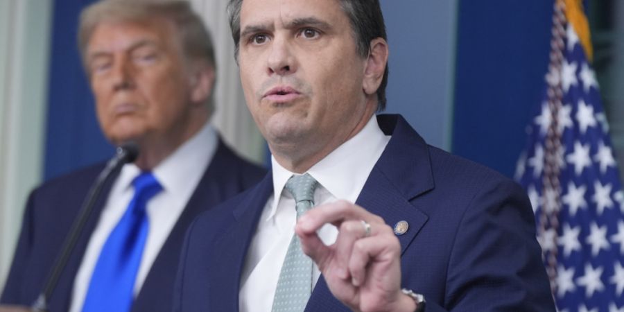 ARCHIV - Der - 2025 noch stellvertretende - Justizminister Todd Blanche spricht im Besprechungsraum des Weißen Hauses in Washington zu den Medien, während Präsident Donald Trump zusi...
