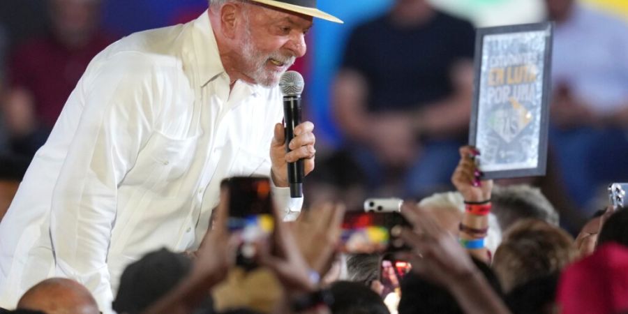 Der brasilianische Präsident Luiz Inácio Lula da Silva spricht auf dem Parteitag der Arbeiterpartei zu seinen Anhängern, auf dem er als Präsidentschaftskandidat der Partei für die ...