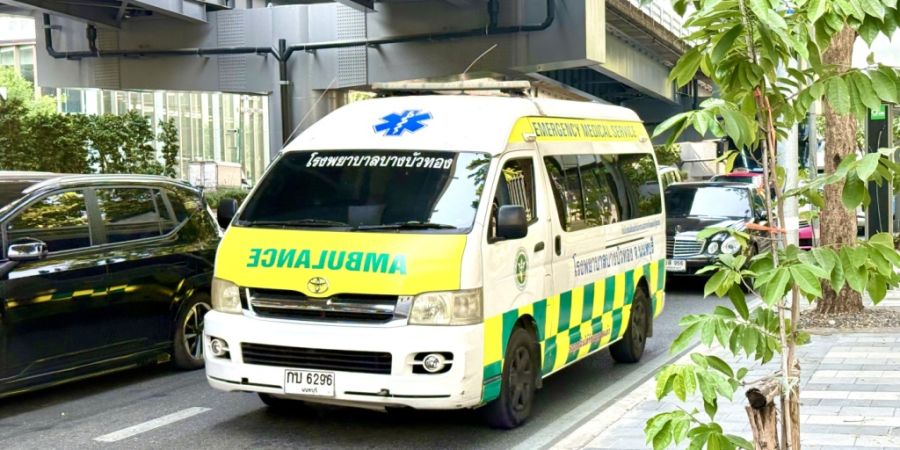 ARCHIV - Ein Krankenwagen fährt durch Bangkok. Foto: Carola Frentzen/dpa