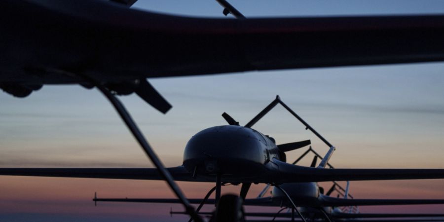ARCHIV - Langstreckendrohnen des Typs An-196 Ljutyj stehen vor dem Start in einer Reihe an einem ungenannten Ort in der Ukraine. Foto: Evgeniy Maloletka/AP/dpa
