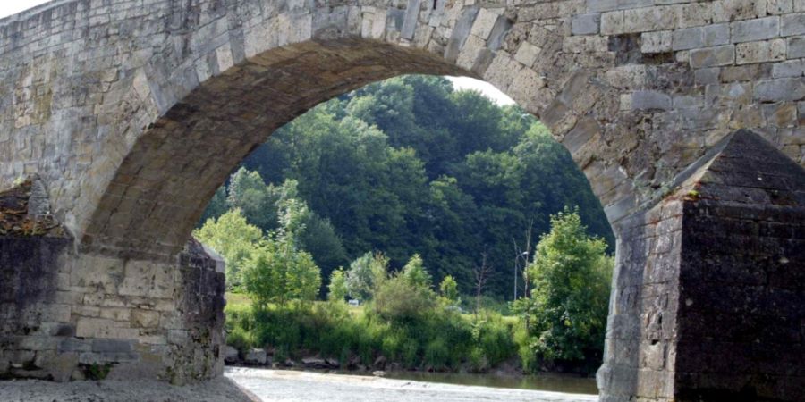 Der Kanton Thurgau will ein neues Geschichtsbuch herausgeben. Im Bild die Alte Thurbrücke bei Bischofszell, die noch aus dem Mittelalter stammt. (Archivbild)