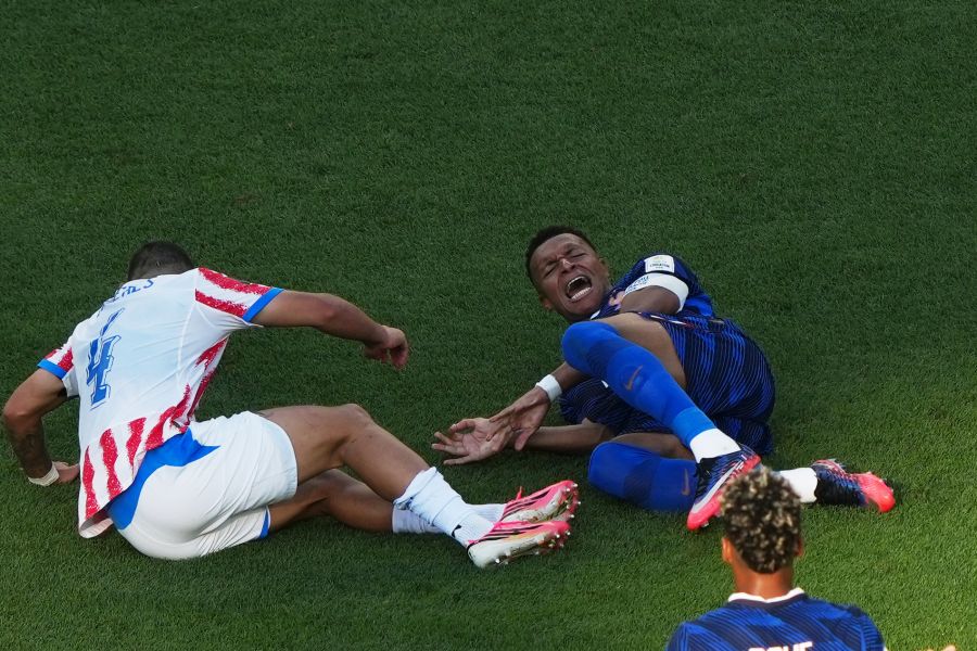 Kylian Mbappé wurde im Spiel gegen die Paraguayer immer wieder unfair gestoppt.