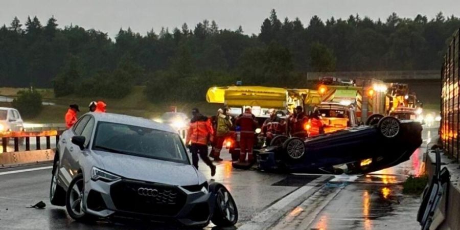 Nach einem Verkehrsunfall am Freitagabend auf der A4 bei Oerlingen (Kleinandelfingen) musste die Autobahn in Richtung Winterthur gesperrt werden.