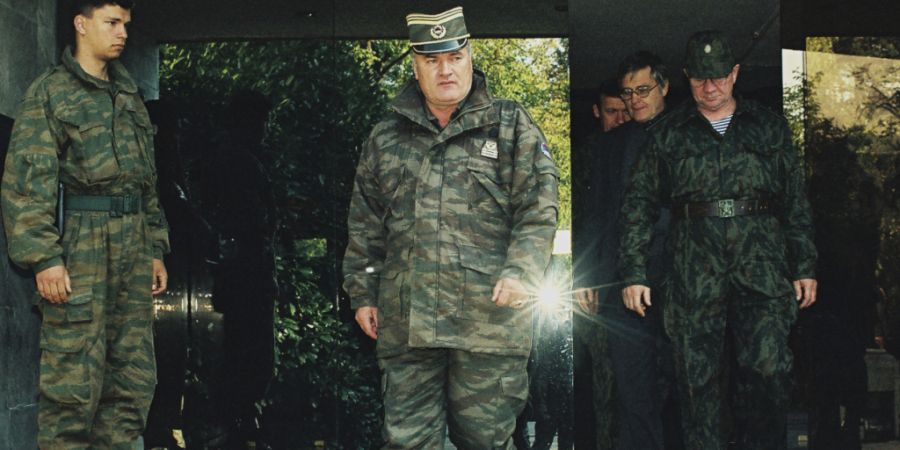 ARCHIV - Ratko Mladic (Mitte) in der bosnischen Stadt Banja Luka im Oktober 1995. Foto: Radivoje Pavicic/AP/dpa/Archivbild