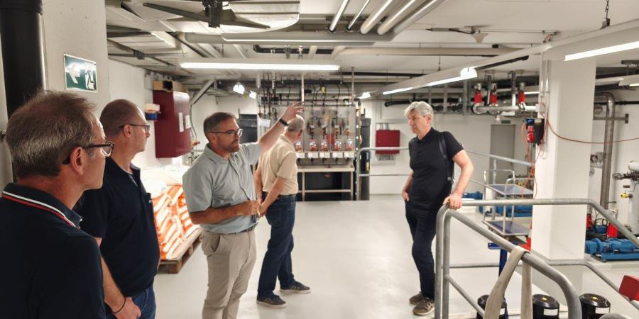 Betriebsleiter Thomas Schluep erklärt die technischen Prozesse der Abwasserreinigung.