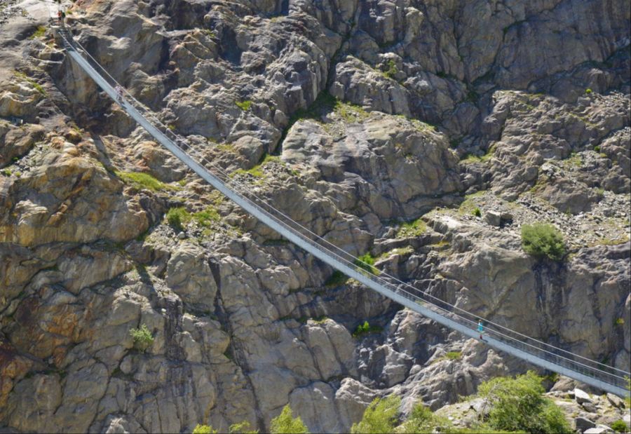 Spektakulär spannt sich die Hängebrücke über die felsige Massaschlucht am Grossen Aletschgletscher.