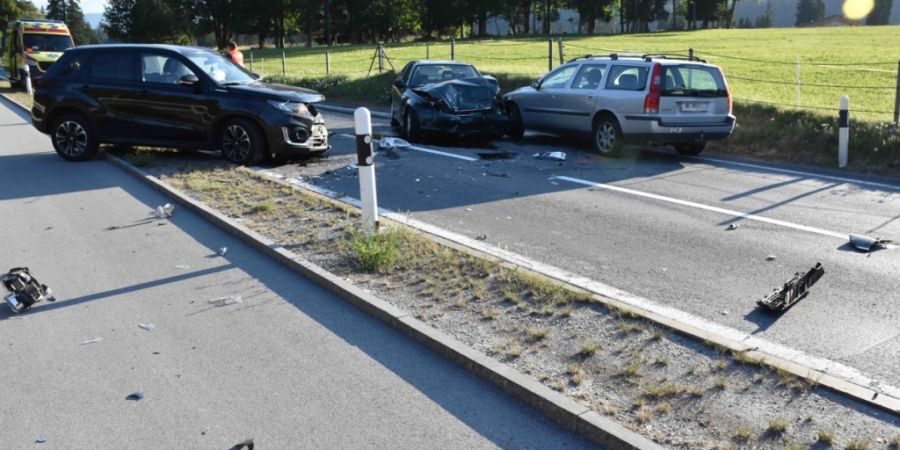 Insgesamt vier Autos krachten am Sonntag in Flims ineinander.