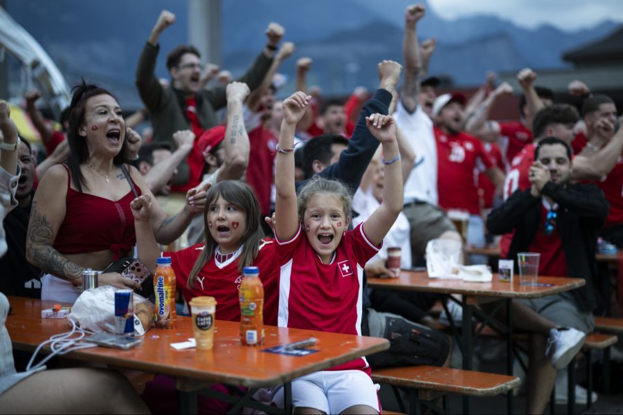 Die Schweiz ist wegen dem historischen Viertelfinal-Einzug der Nati an der WM 2026 im Fussballfieber.