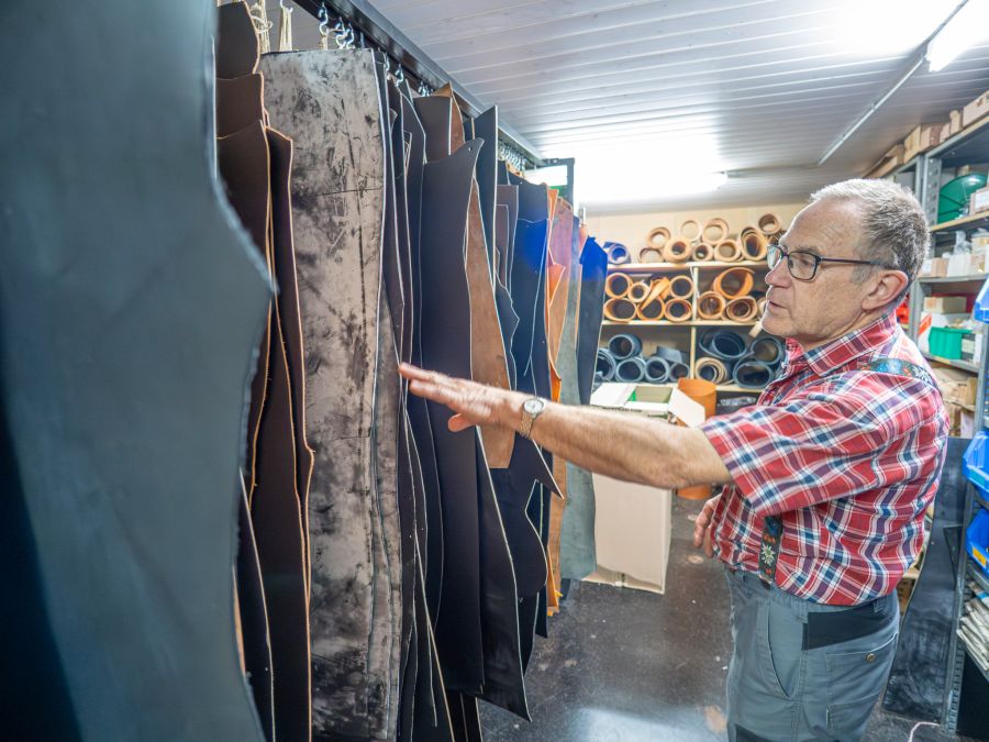 Hansruedi Blaser zeigt das Leder-Lager im Keller.