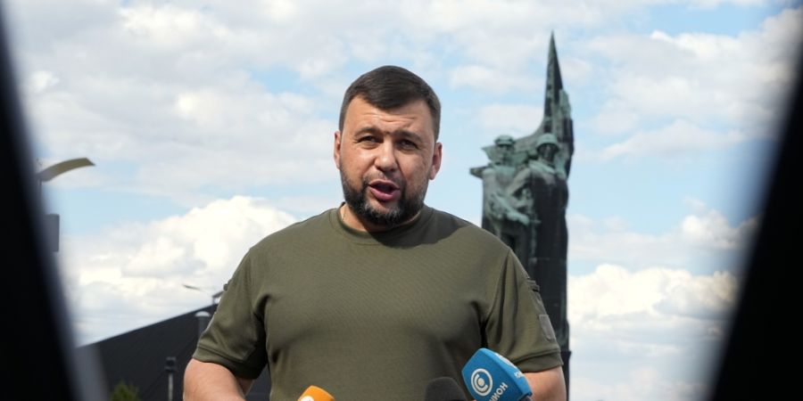 ARCHIV - Denis Puschilin, Chef der selbst ernannten Volksrepublik Donezk, spricht mit Journalisten. Foto: Uncredited/AP/dpa