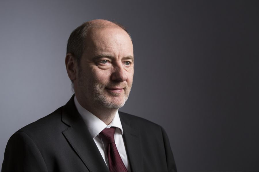 Yves Donzallaz hatten eine Liebesbeziehung.