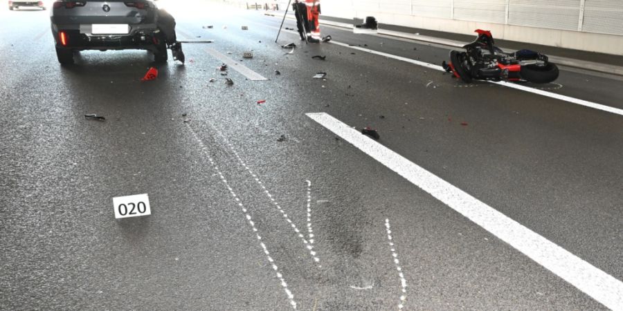 Der Motorradlenker wurde beim Auffahrunfall schwer verletzt.
