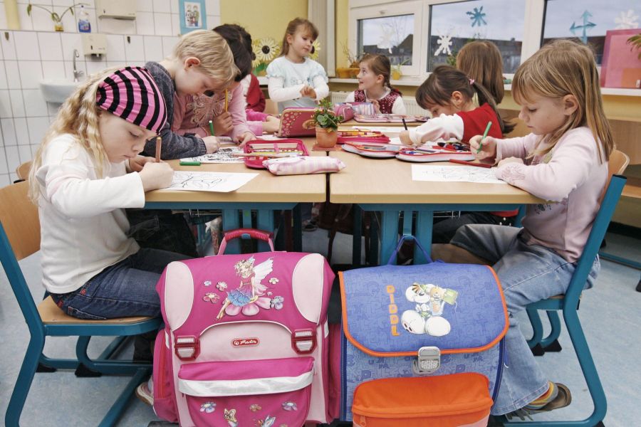 Kinder aus einkommensschwachen oder bildungsfernen Haushalten erreichen die Grundkompetenzen deutlich seltener. (Symbolbild)