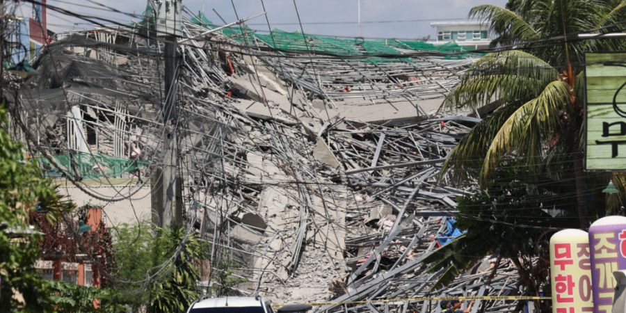 dpatopbilder - Absperrband markiert den Bereich um ein eingestürztes Gebäude in der Provinz Pampanga, nördlich von Manila. Foto: Uncredited/AP/dpa