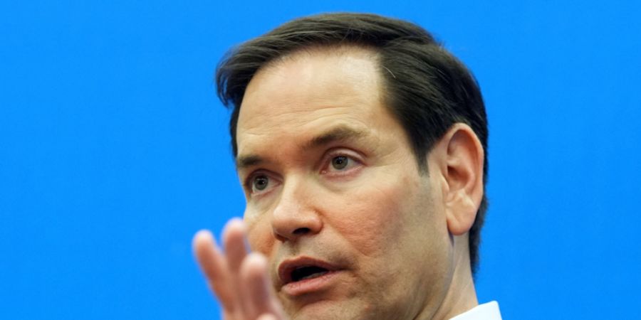 ARCHIV - US-Außenminister Marco Rubio spricht mit Reportern im Nato-Hauptquartier in Brüssel. Foto: Jacquelyn Martin/Pool AP/dpa/Archivbild