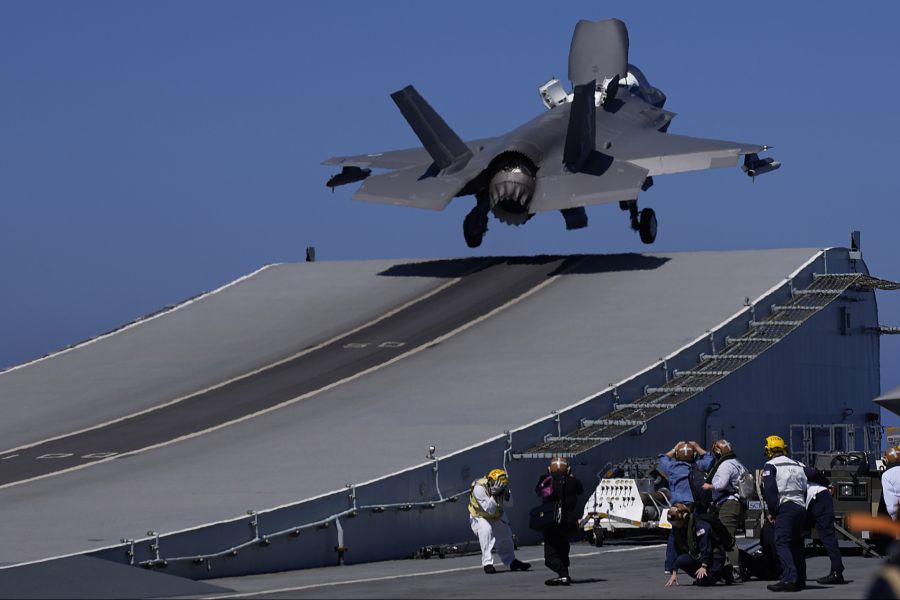 Die Briten besitzen ausschliesslich Flugzeuge des Typs F-35B, die auf Kurzstarts und -Landungen spezialisiert sind.