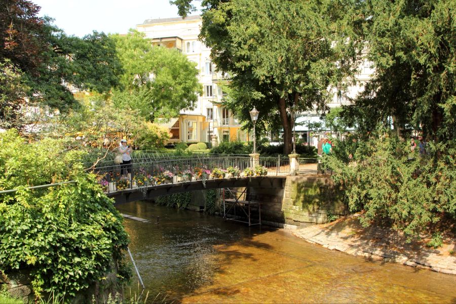 Brücke über einem Bach, Baden-Baden im Sommer.