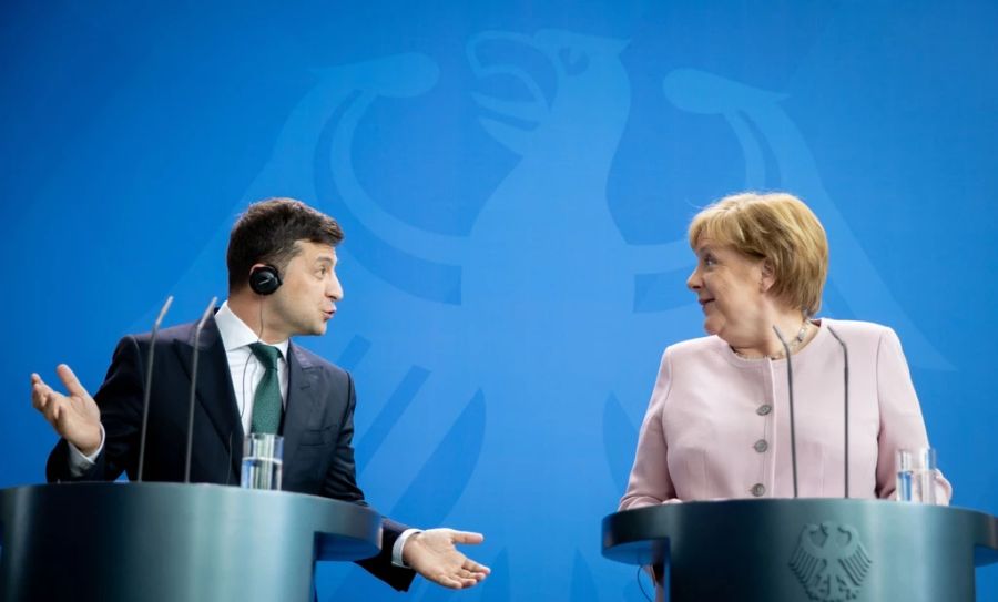 Wolodymyr Selenksyj im Gespräch mit Deutschlands Alt-Kanzlerin Angela Merkel im Jahr 2019, als er zum ukrainischen Präsidenten gewählt wurde.