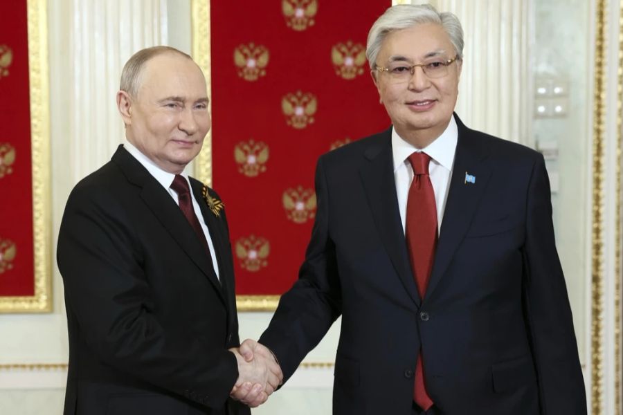 Nur einen Tag vor dem Anschlag hielt sich Putin am Flugplatz mit dem kasachischen Präsidenten Qassym-Schomart Toqajew auf.