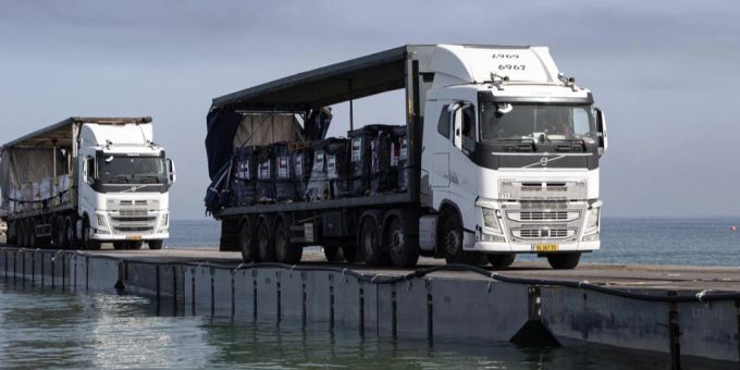 Lastwagen bringen die Hilfsgüter über den Pier ans palästinensische Festland. Gaza