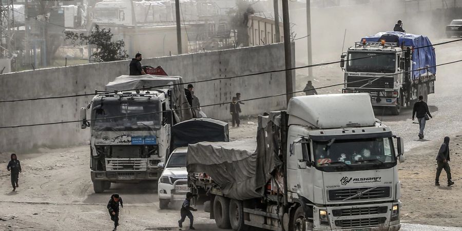 Lastwagen mit Hilfsgütern fahren über den Grenzübergang Kerem Schalom bei Rafah in den Gazastreifen ein. (Archivbild))