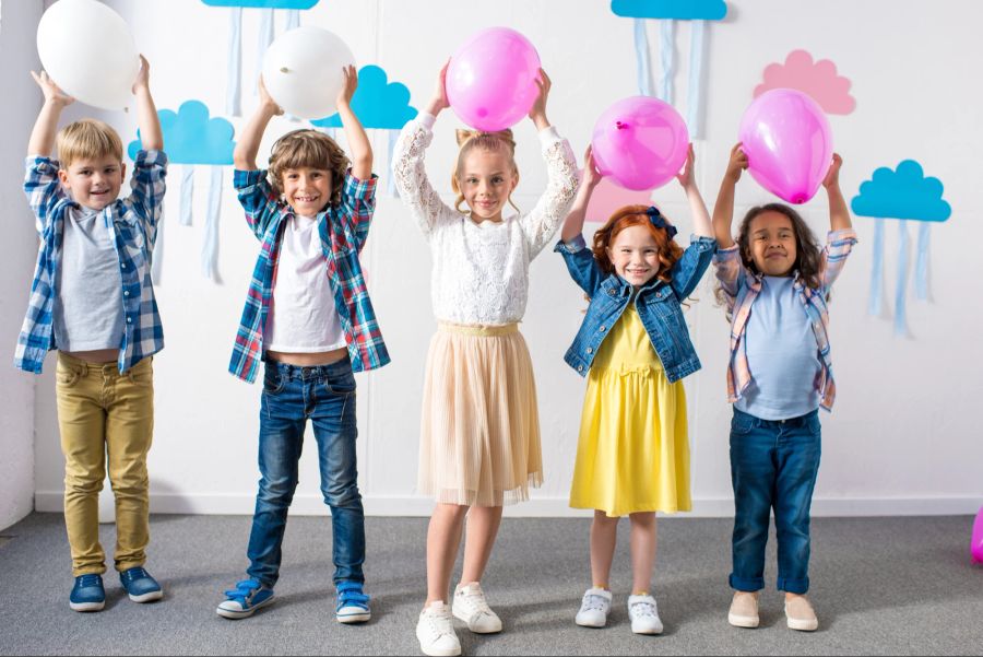 Kinder mit Luftballons