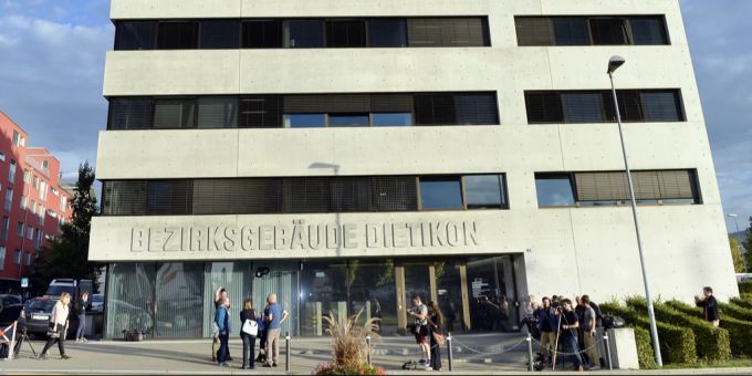 Am Bezirksgericht Dietikon wurde ein Fall verhandelt, der aus einem Film entspringen könnte. mutter sohn freier raub