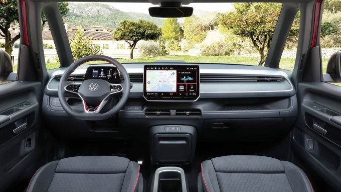 Die Kommandozentrale im ersten Stock wird vom einem grösseren Monitor mit der neuen Infotainment-Architektur MIB 4 dominiert 2024 VW ID. Buzz GTX
