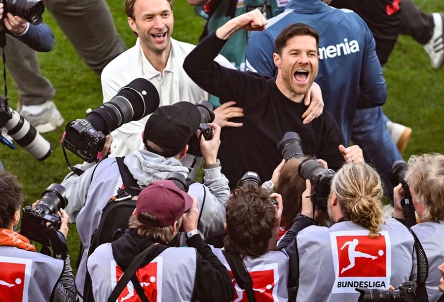 Xabi Alonso freut sich nach dem Schlusspfiff über den ersten Titel mit Bayer Leverkusen.