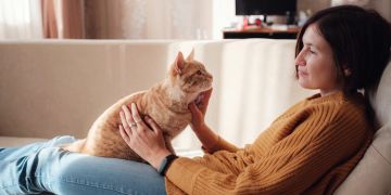 Frau und Katze